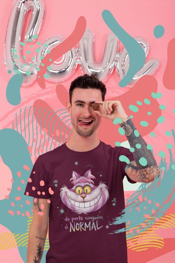 Camiseta com estampa do Gato de Cheshire e a frase De perto ninguem e normal