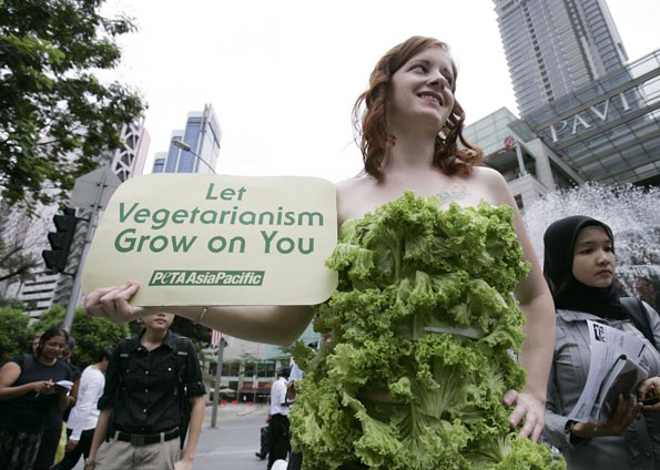 Mulher veste-se de alface em protesto pró-vegetarianismo na Malásia
