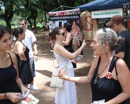 Vanguarda Abolicionista realiza protesto contra a indústria de peles da China