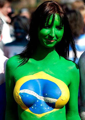 Ativista da Peta pintada com a bandeira do Brasil