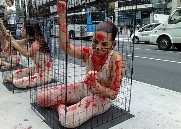 Jovens engaioladas protestam contra a extração de peles na Paulista 