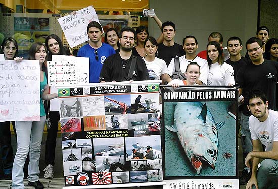 Grupo protesta diante do consulado japonês em SP pelas baleias e golfinhos 