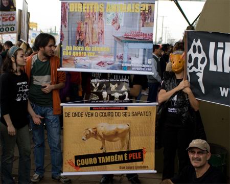 Vanguarda Abolicionista e apoiadores protestam contra a Expointer